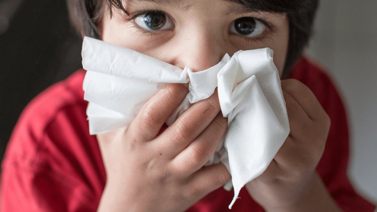 शिशु की नाक को रूमाल साफ़ कीजिये clean the mucus from child nose